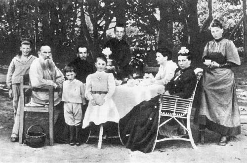 Лев Толстой с семьей. 1892 г.