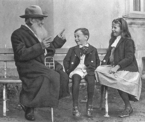 Лев Толстой рассказывает внукам сказку об огурце. 1909 г.