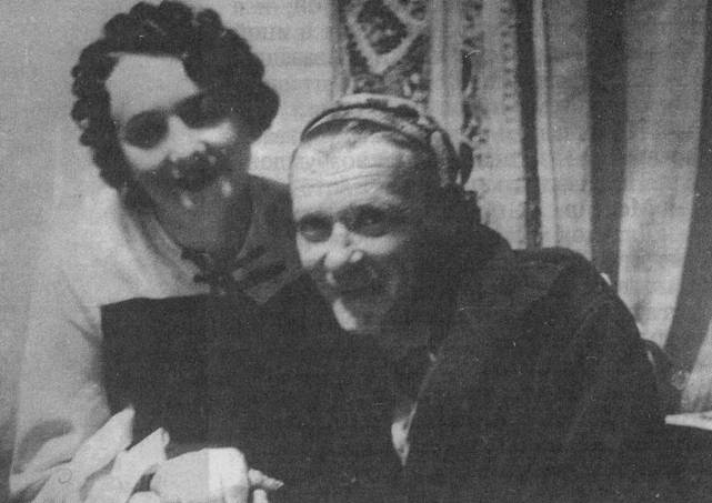 Булгаков в колпаке Мастера в своем кабинете с Еленой Сергеевной. 1936 год.