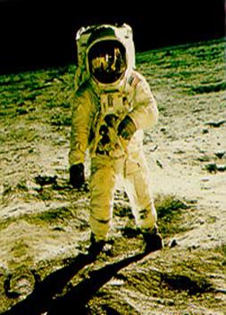 Рис.9. Американские космонавты на поверхности Луны