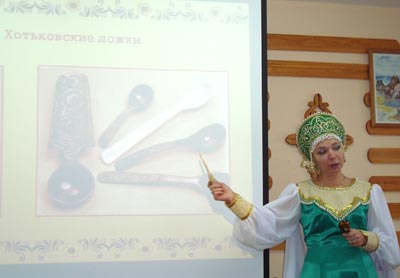 Фото 2. Василиса Премудрая рассказывает  историю деревянных ложек. 