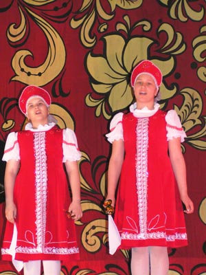 Фото 3. Девочки старшей группы хора исполняют песню «Русский сувенир».